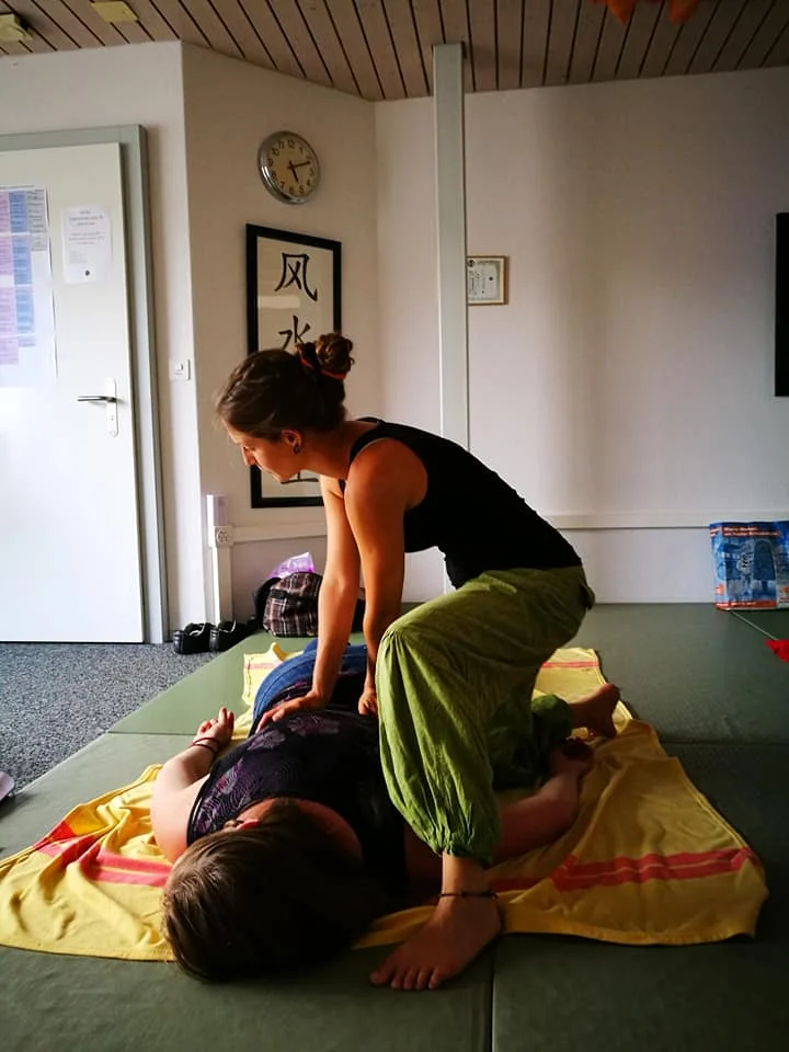 École Shiatsu Holistique Fribourg | Formation ASCA | Mise en pratique École de Shiatsu Holistique - formation de praticien - mise en pratique supervisée par deux élèves
